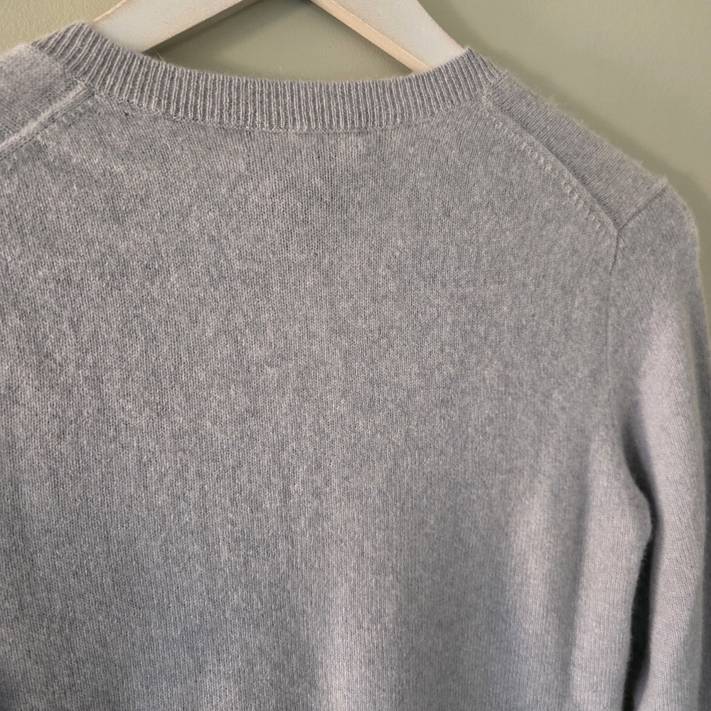 NWOT Lord & Taylor XS Quiet Luxury Modern Contemporary Cashmere V Neck Sweater - Picture 11 of 11